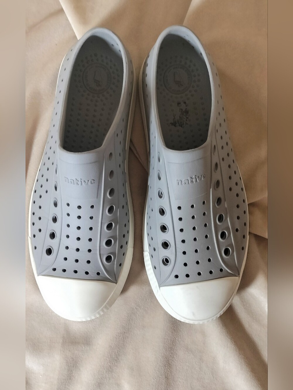 NATIVE Shoes Jefferson Slip-On Sneaker Grey & White. Women's Size 8/Men's Size 6